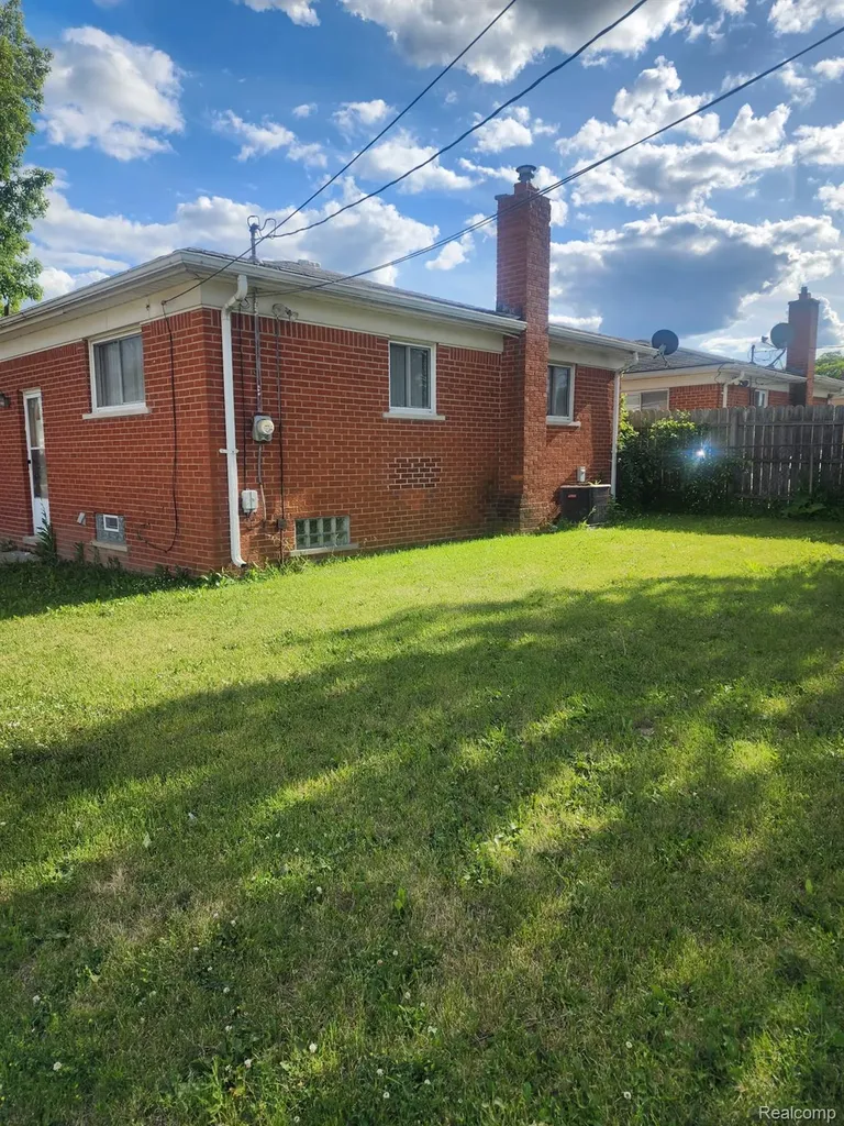 18327 Holland Avenue Eastpointe City MI 48021