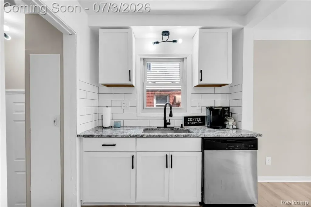 10013 Warwick Street Detroit City MI 48228