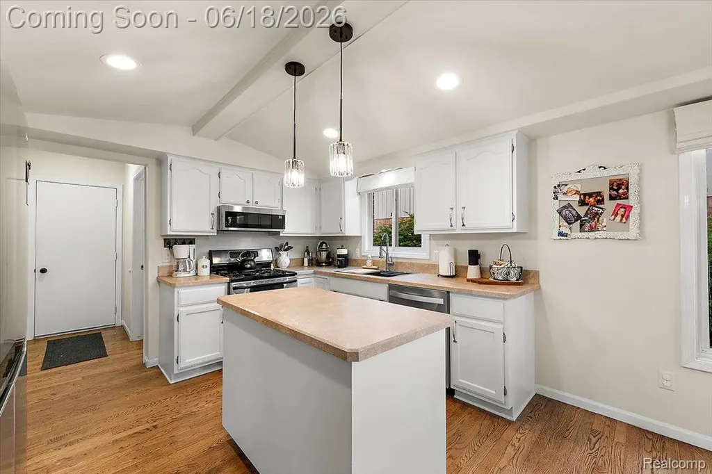 1043 River Mist Drive Rochester City MI 48307