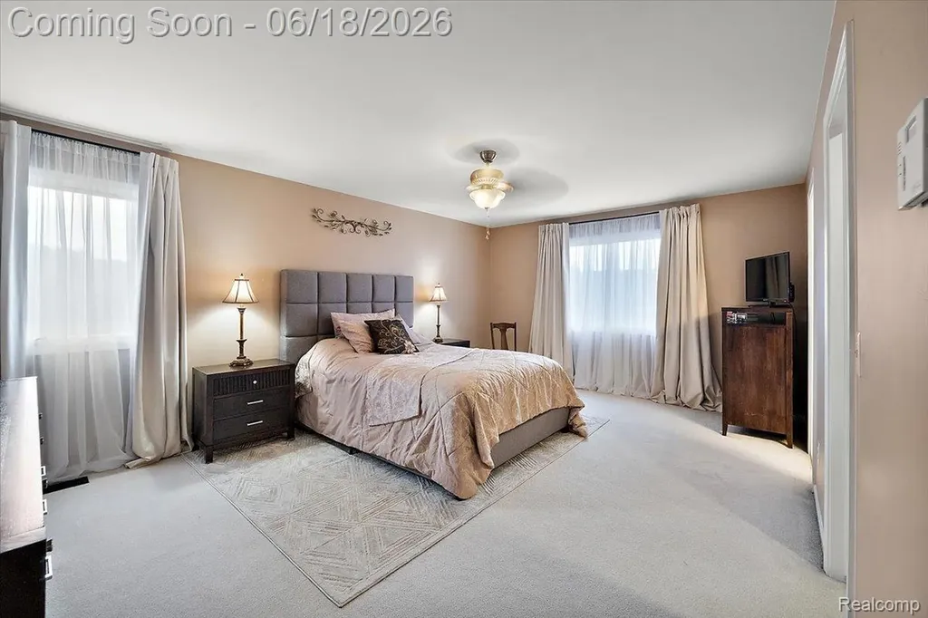 1043 River Mist Drive Rochester City MI 48307