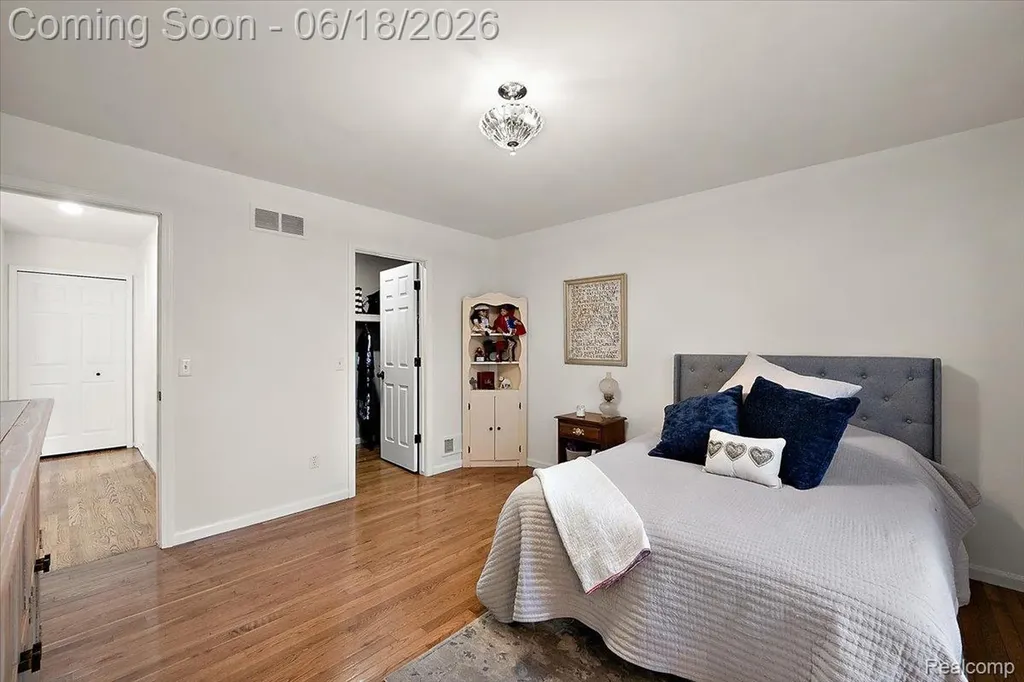 1043 River Mist Drive Rochester City MI 48307