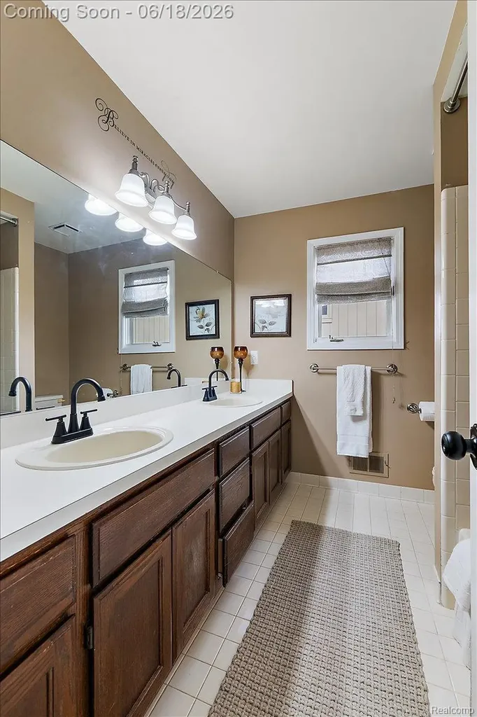 1043 River Mist Drive Rochester City MI 48307
