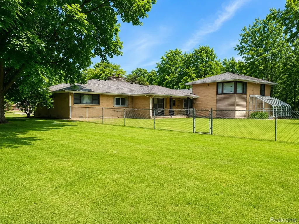1690 N Center Road Saginaw Charter Township MI 48638