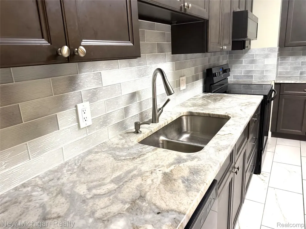43000 12 Oaks Crescent Drive Novi City MI 48377