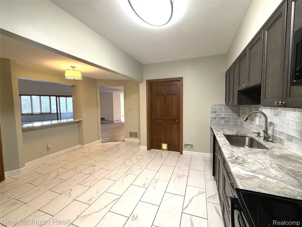43000 12 Oaks Crescent Drive Novi City MI 48377