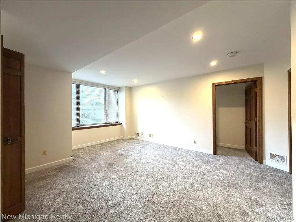 43000 12 Oaks Crescent Drive Novi City MI 48377