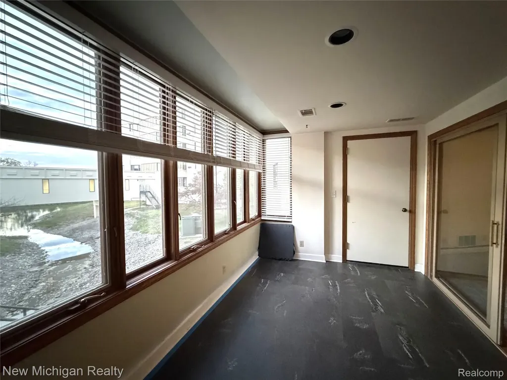 43000 12 Oaks Crescent Drive Novi City MI 48377