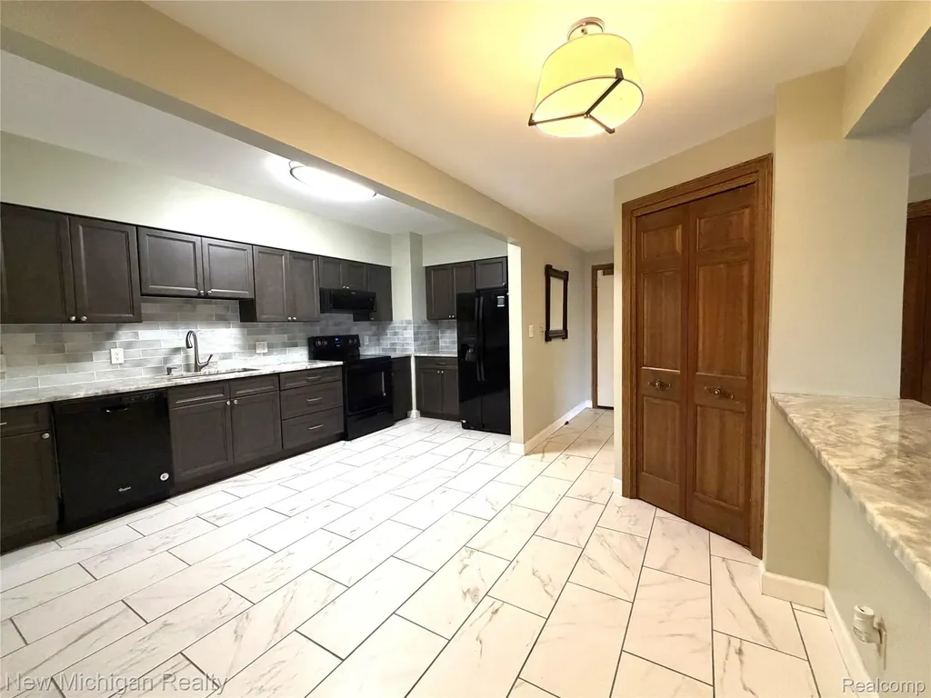 43000 12 Oaks Crescent Drive Novi City MI 48377
