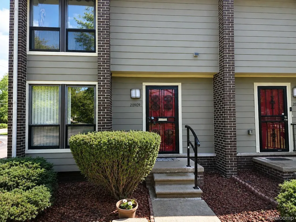 20909 Sherman Avenue Southfield City MI 48033
