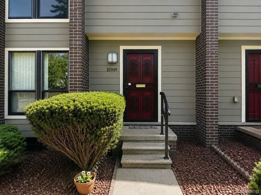 20909 Sherman Avenue Southfield City MI 48033