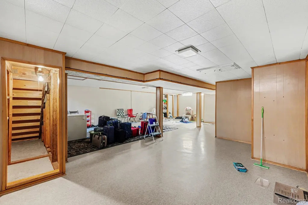 30955 Iroquois Drive Warren City MI 48088