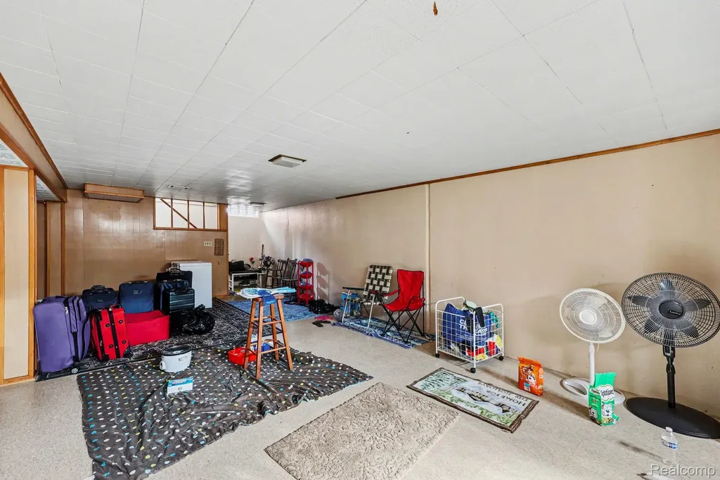 30955 Iroquois Drive Warren City MI 48088