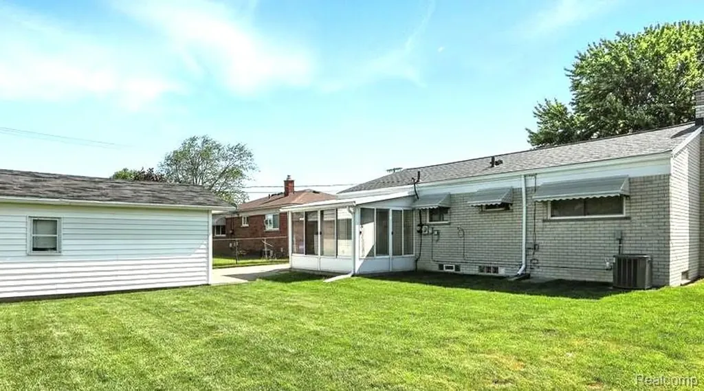 30955 Iroquois Drive Warren City MI 48088