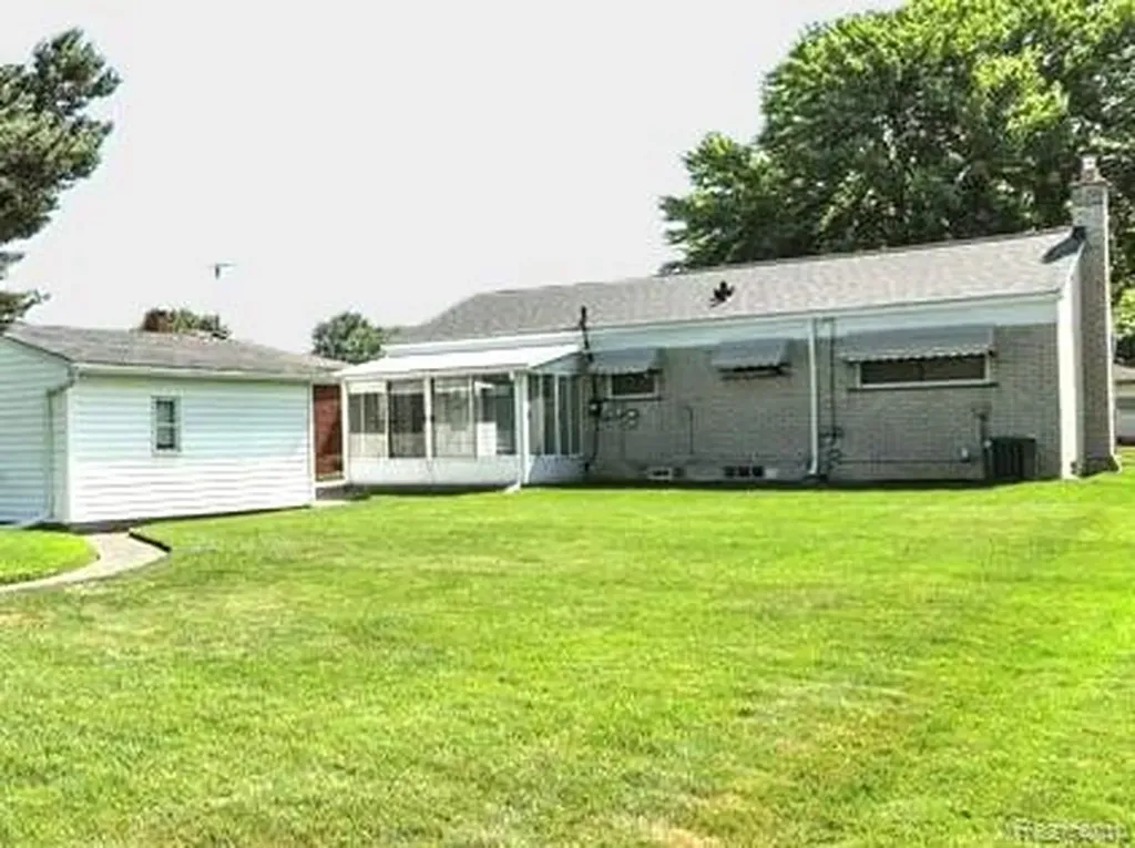 30955 Iroquois Drive Warren City MI 48088