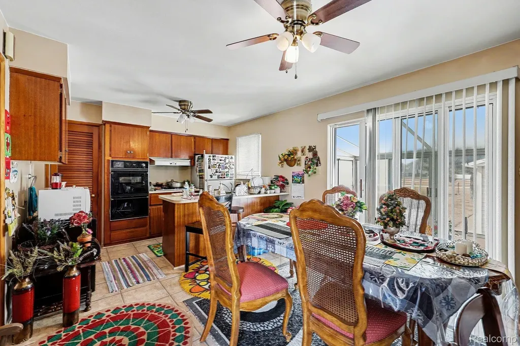 30955 Iroquois Drive Warren City MI 48088