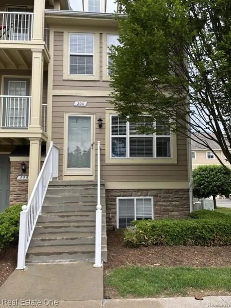 200 Park Green Drive Lake Orion Village MI 48362