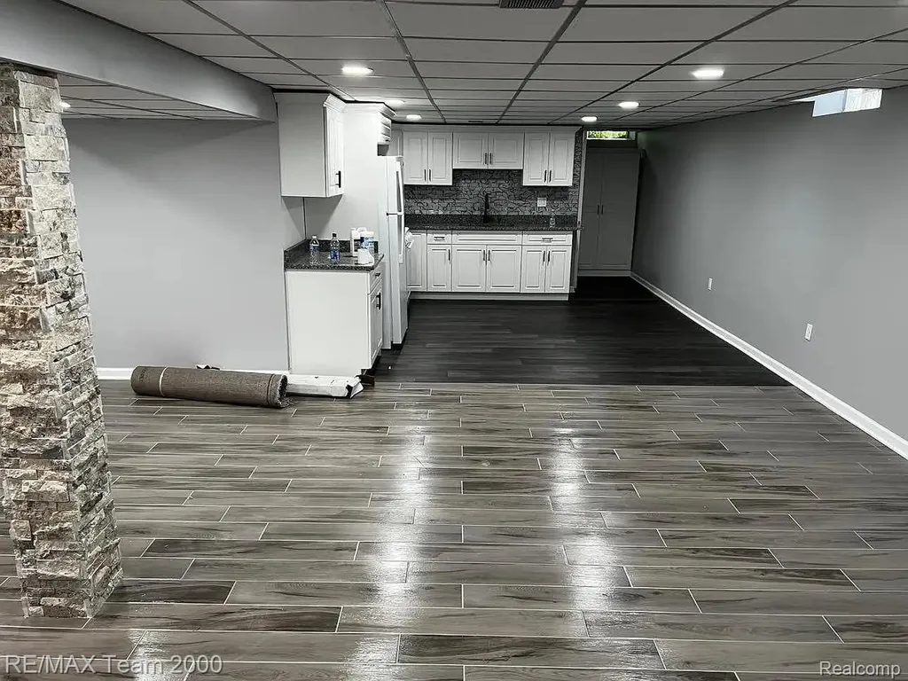 6577 N Lafayette Street Dearborn Heights City MI 48127