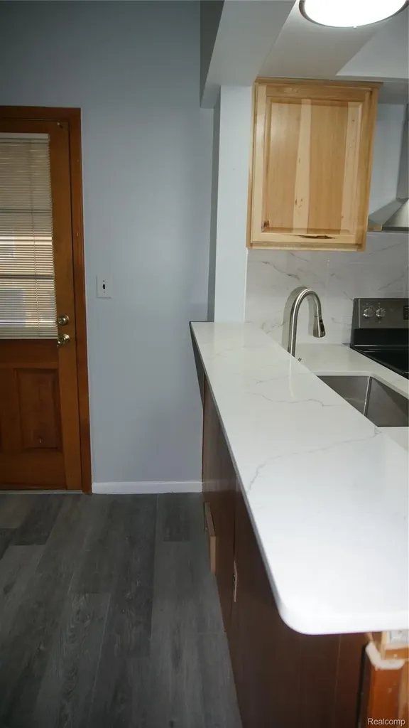 28644 Grobbel Avenue Warren City MI 48092