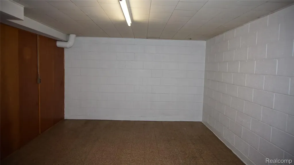 28644 Grobbel Avenue Warren City MI 48092