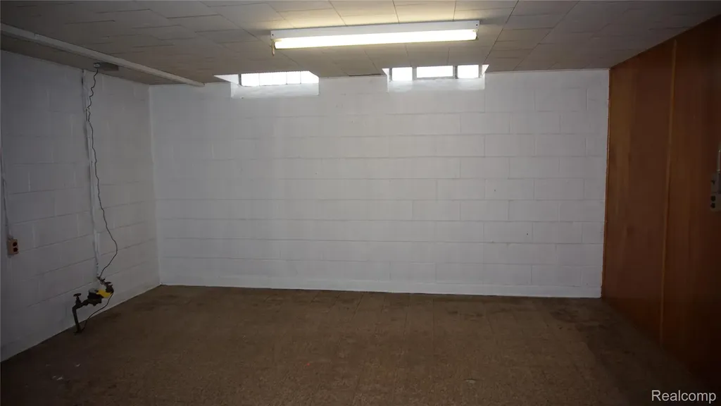 28644 Grobbel Avenue Warren City MI 48092