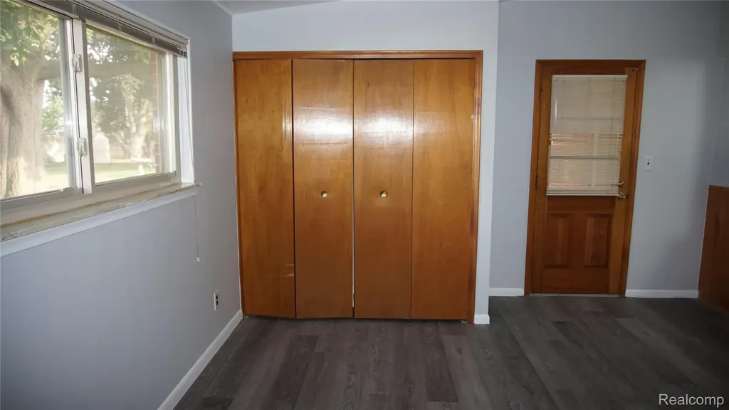 28644 Grobbel Avenue Warren City MI 48092