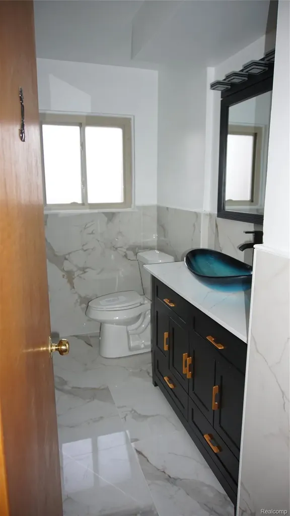 28644 Grobbel Avenue Warren City MI 48092