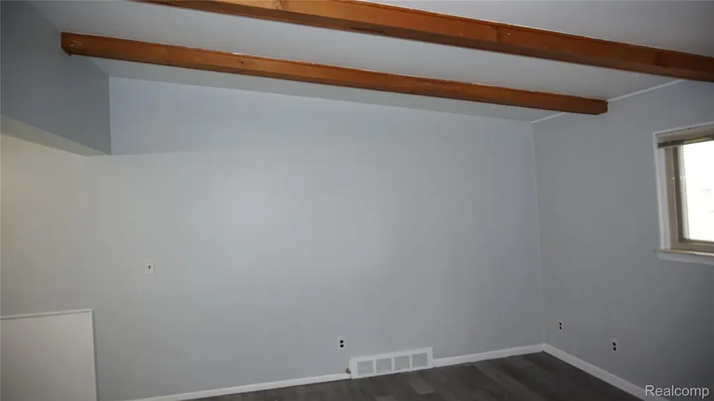28644 Grobbel Avenue Warren City MI 48092
