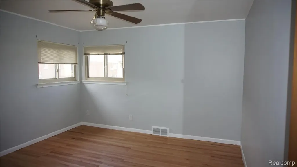 28644 Grobbel Avenue Warren City MI 48092