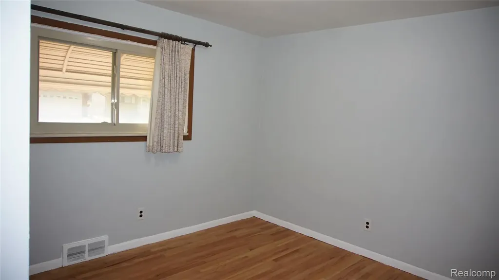 28644 Grobbel Avenue Warren City MI 48092