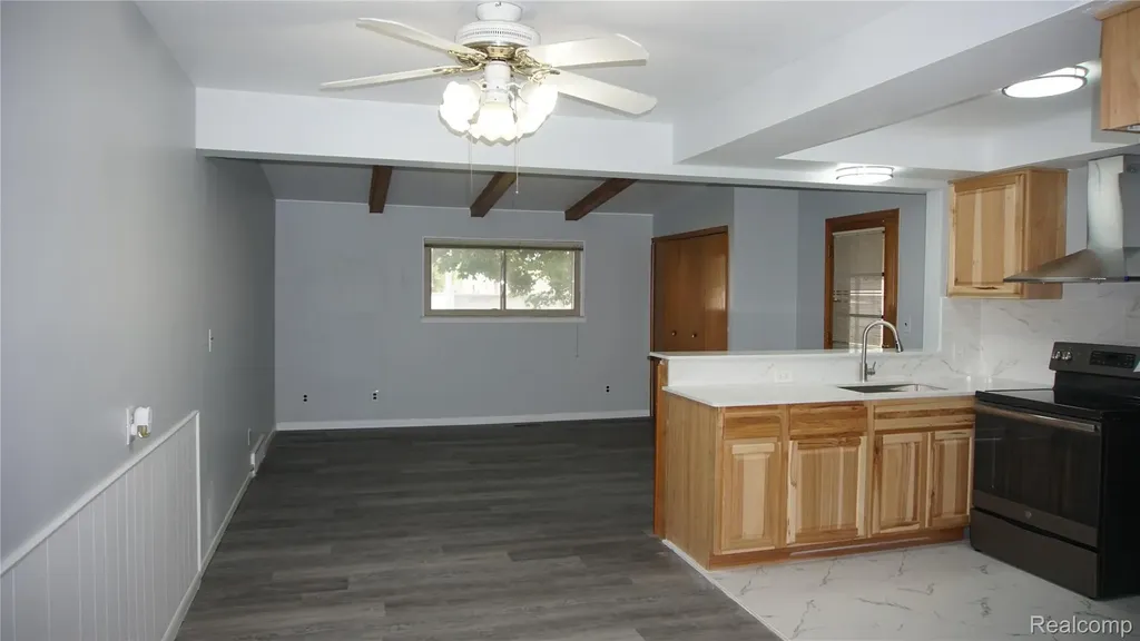 28644 Grobbel Avenue Warren City MI 48092