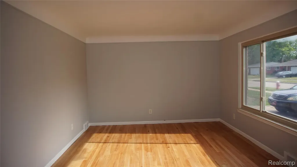 28644 Grobbel Avenue Warren City MI 48092