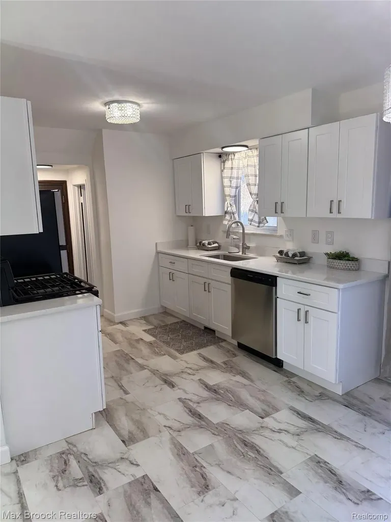 19682 Jeanette Street Southfield City MI 48075