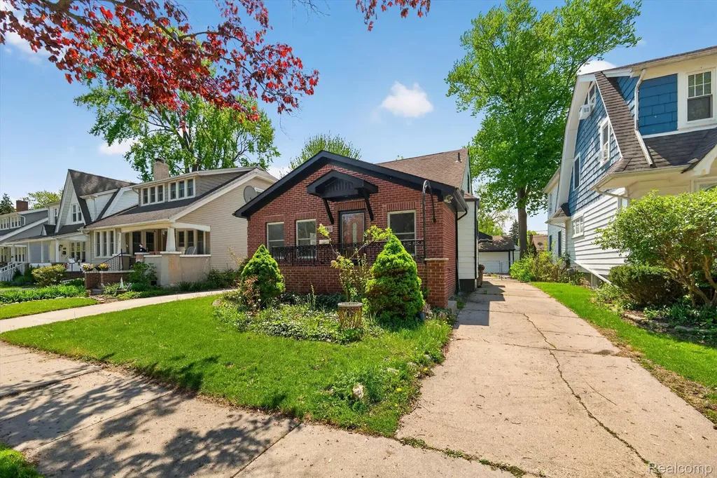 1781 Brys Drive Grosse Pointe Woods City MI 48236