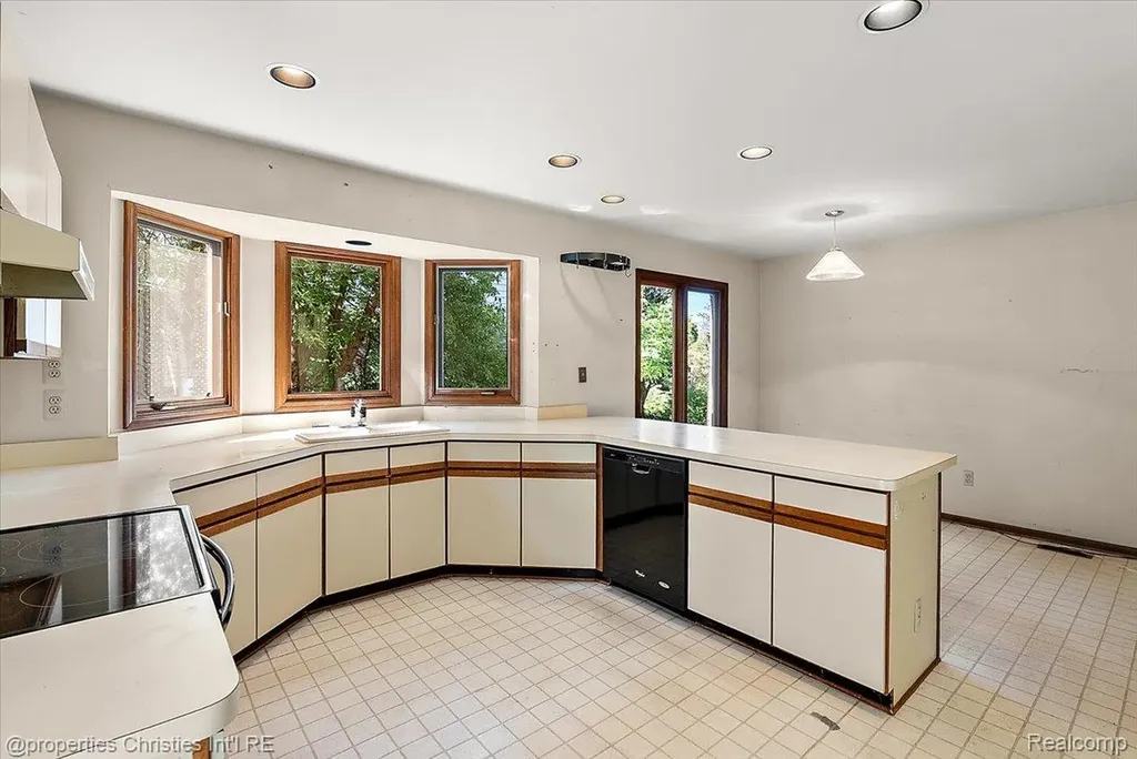 37224 Chesapeake Road Farmington Hills City MI 48335