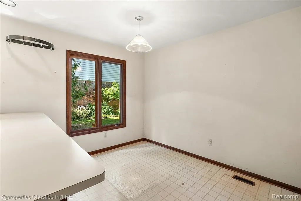 37224 Chesapeake Road Farmington Hills City MI 48335