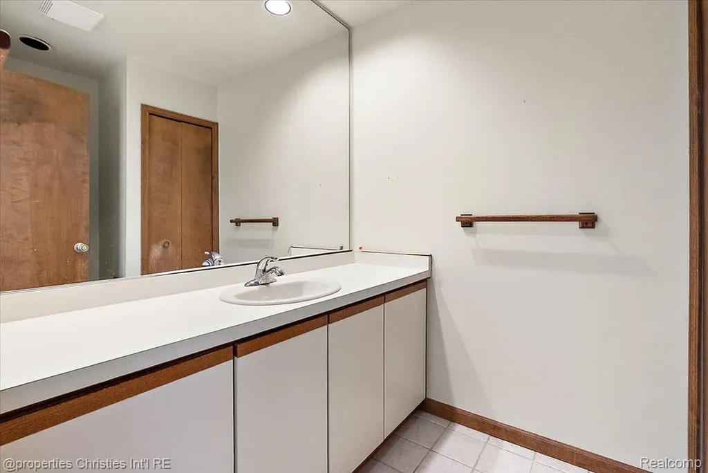 37224 Chesapeake Road Farmington Hills City MI 48335