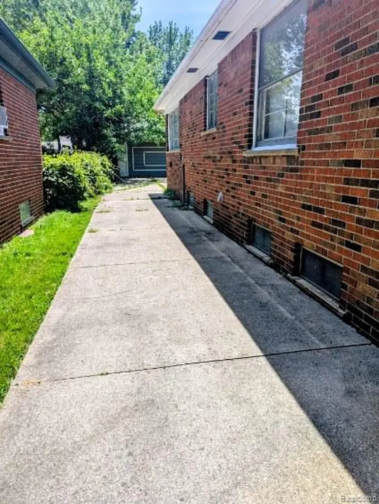 21708 Madison Street St. Clair Shores City MI 48081