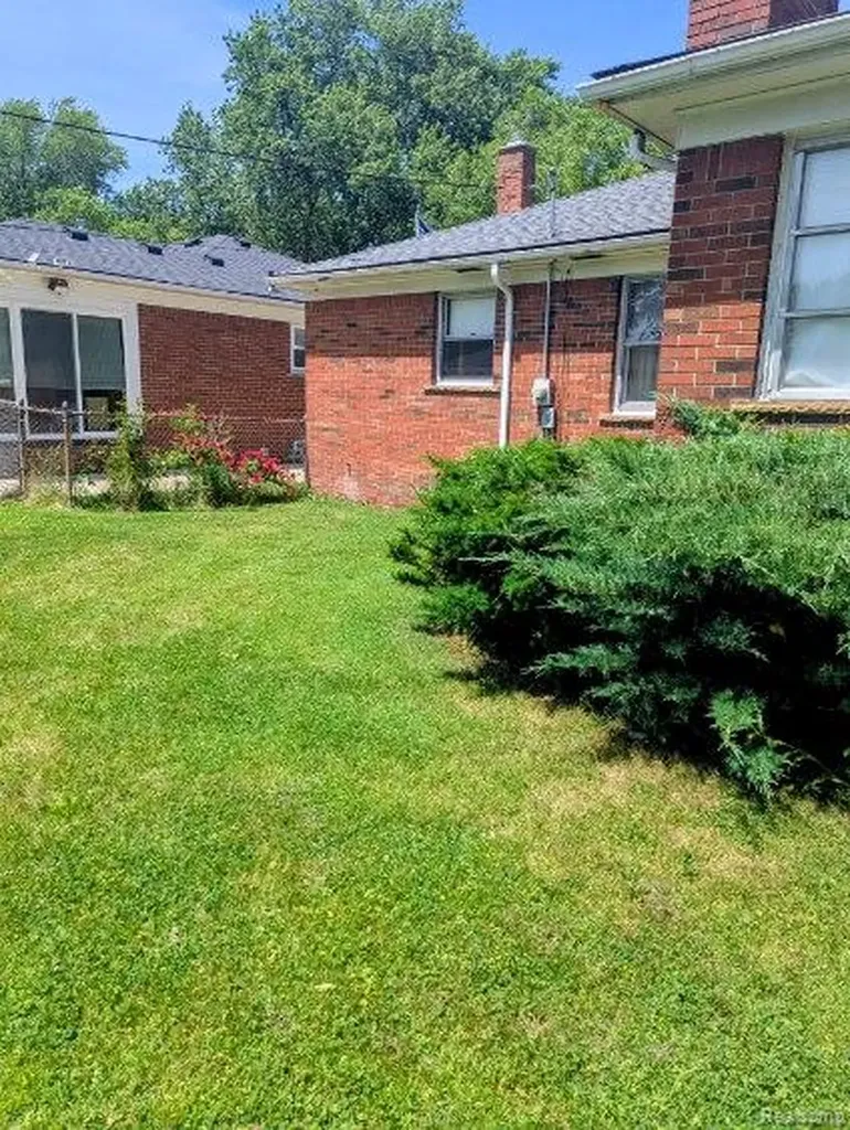 21708 Madison Street St. Clair Shores City MI 48081