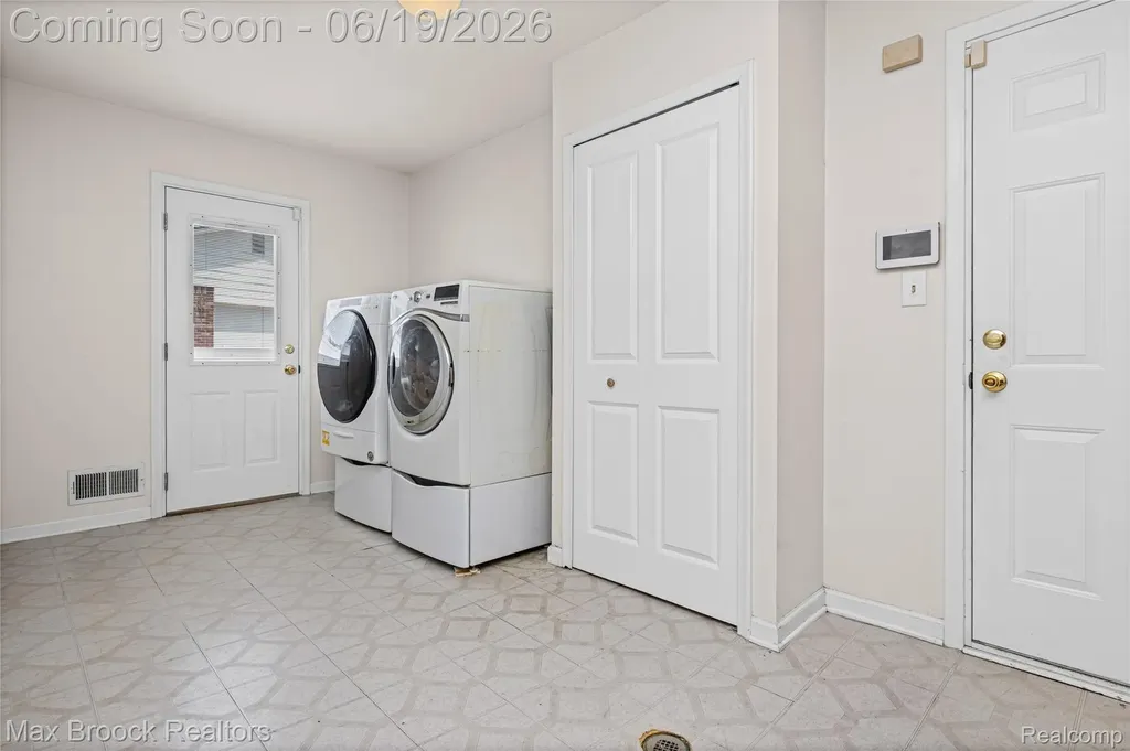25551 Kilreigh Drive Farmington Hills City MI 48336