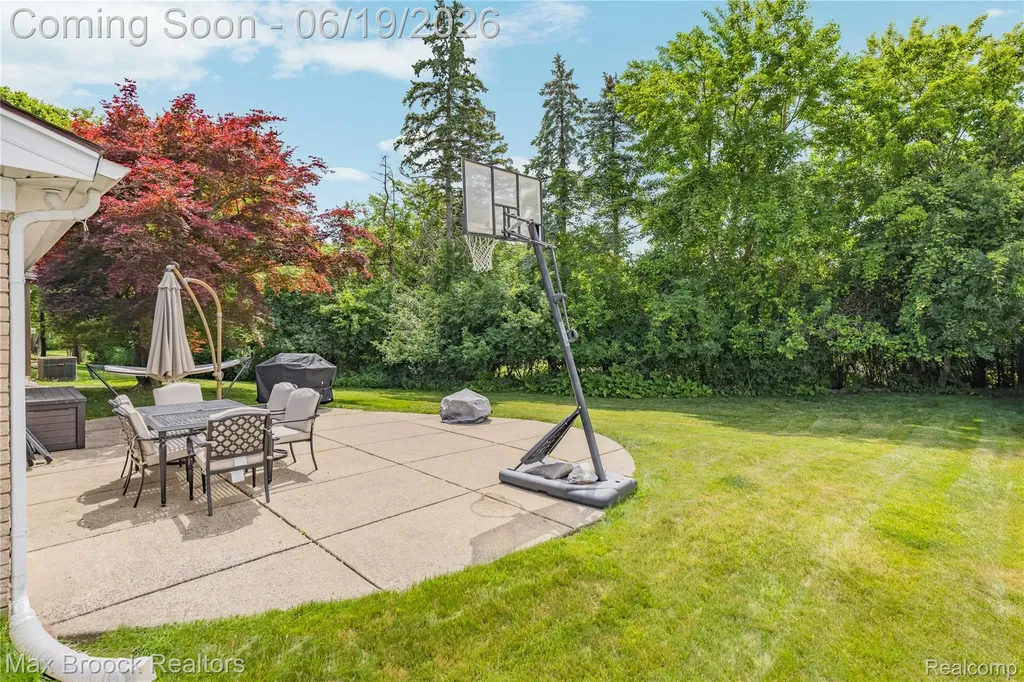 25551 Kilreigh Drive Farmington Hills City MI 48336
