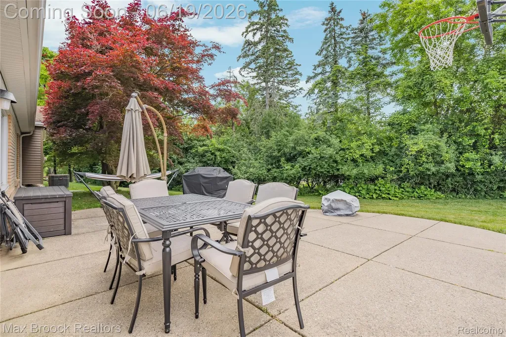 25551 Kilreigh Drive Farmington Hills City MI 48336