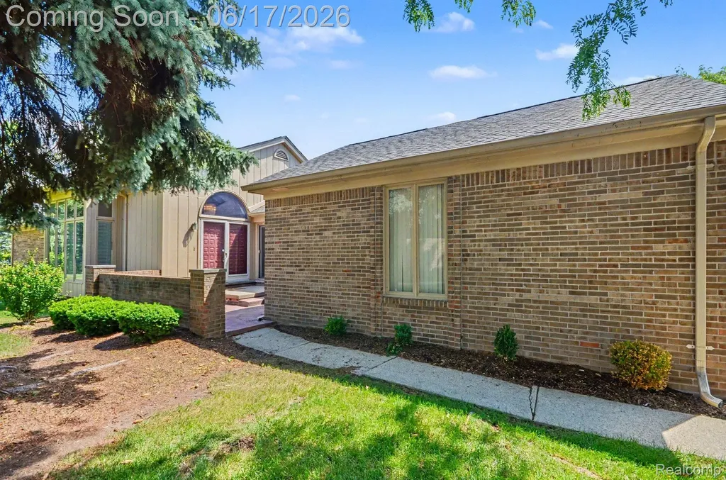 16569 Congress Drive Clinton Charter Township MI 48038