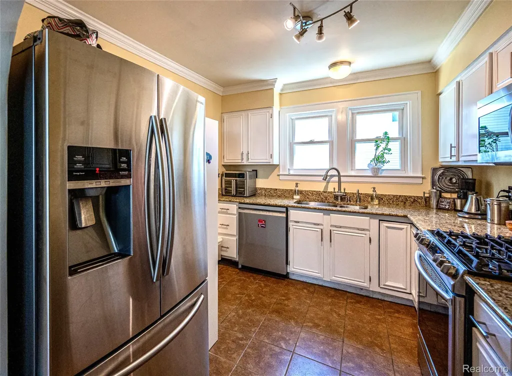 2979 Royal Avenue Berkley City MI 48072