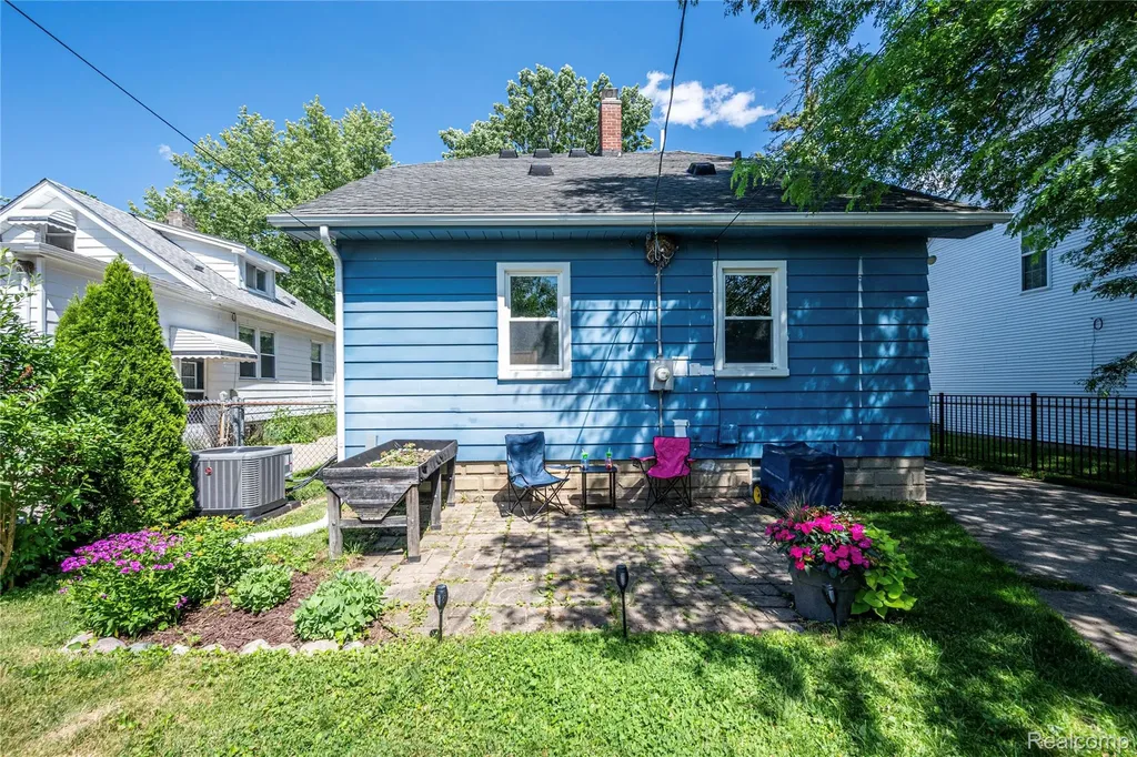 2979 Royal Avenue Berkley City MI 48072