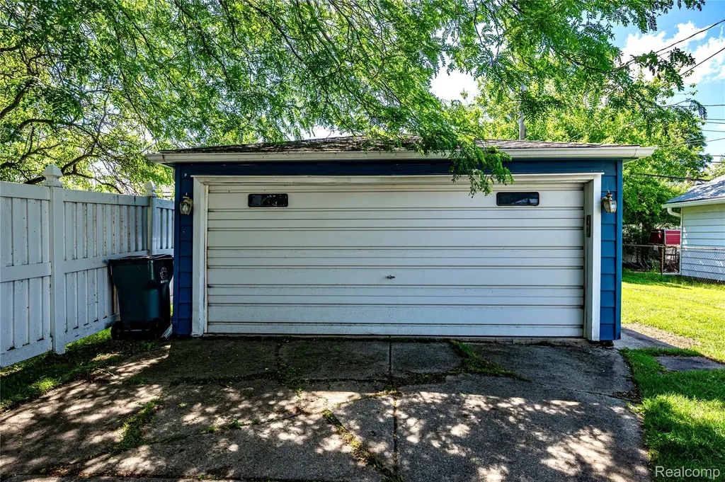 2979 Royal Avenue Berkley City MI 48072