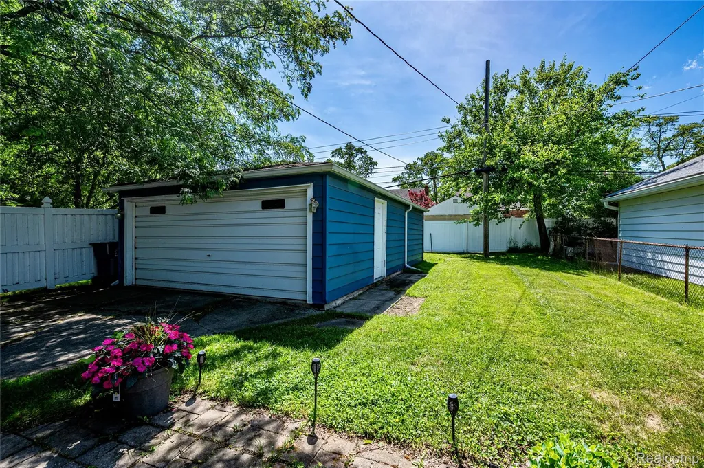 2979 Royal Avenue Berkley City MI 48072