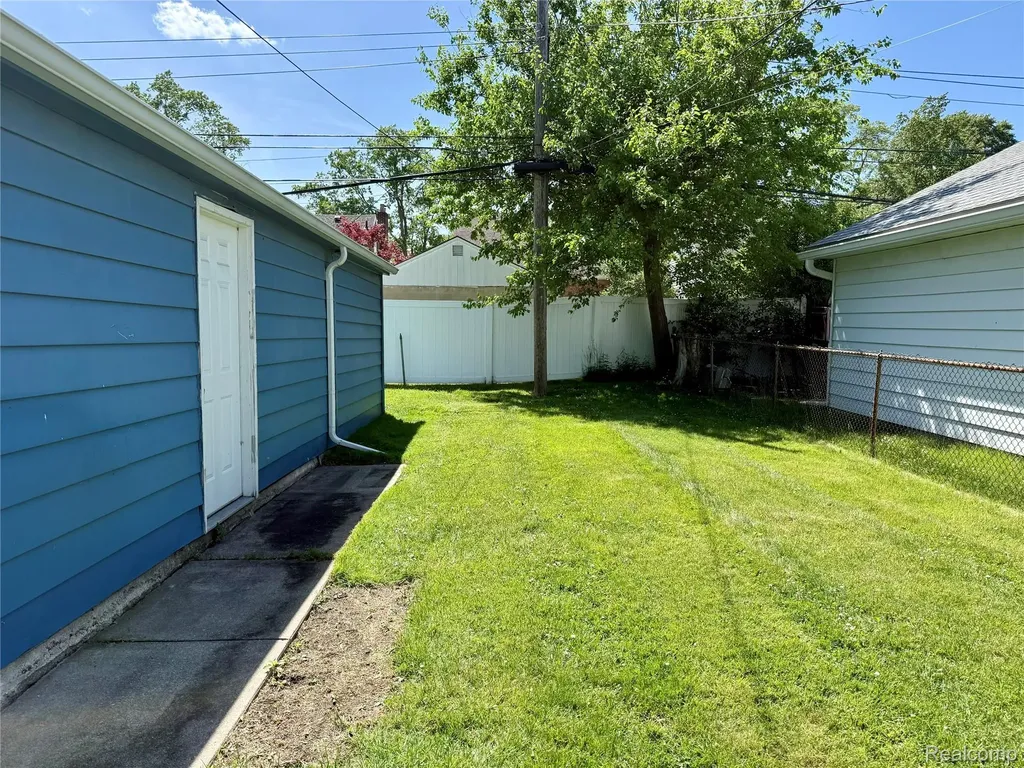 2979 Royal Avenue Berkley City MI 48072