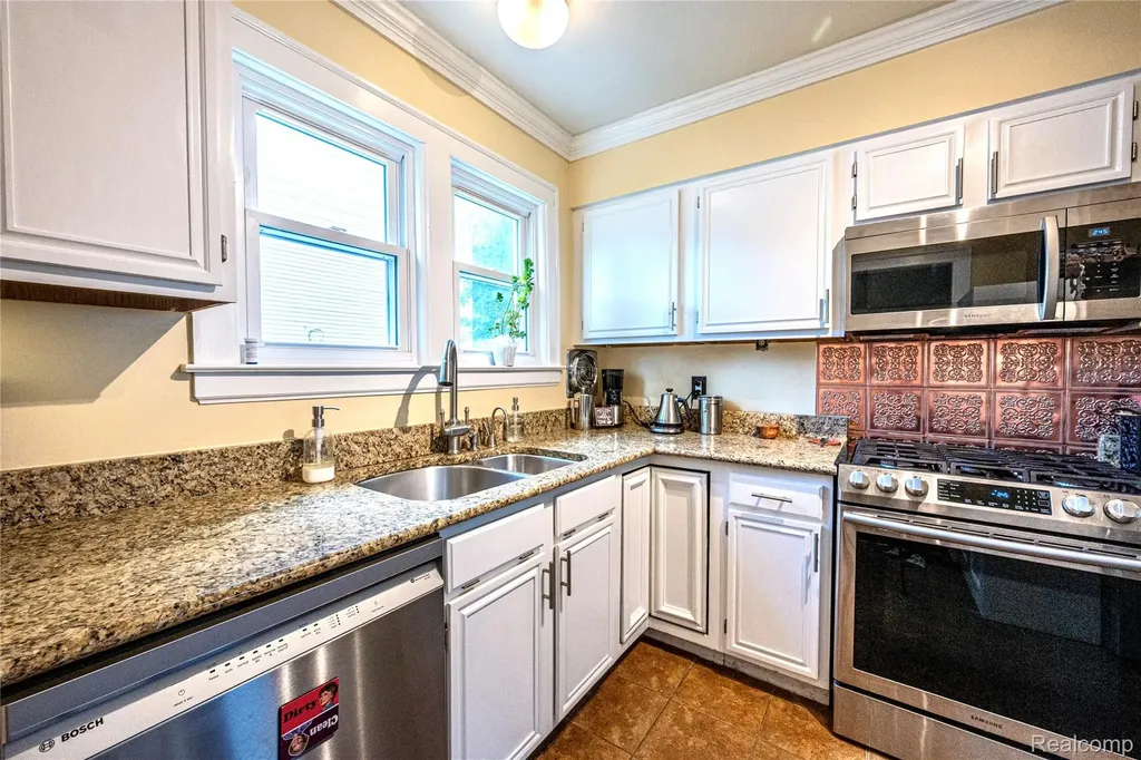 2979 Royal Avenue Berkley City MI 48072