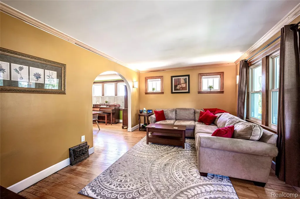 2979 Royal Avenue Berkley City MI 48072