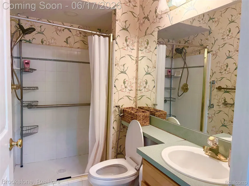 41021 Glenleven Court Clinton Charter Township MI 48038